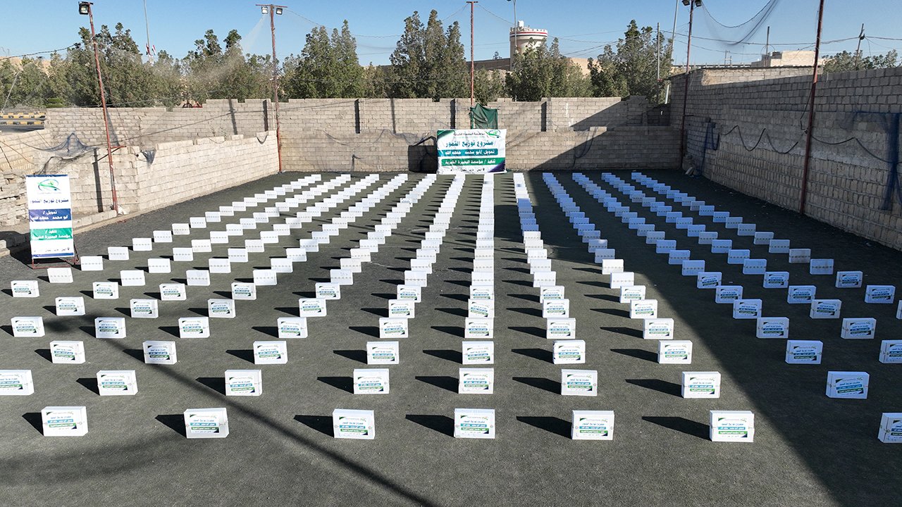 مؤسسة البصيرة الخيرية توزع 188 ألف كيلو من التمور خلال شهر رمضان للنازحين والأسر الأشد احتياجًا في محافظة مأرب بتمويل كريم من فاعل الخير أبو محمد
