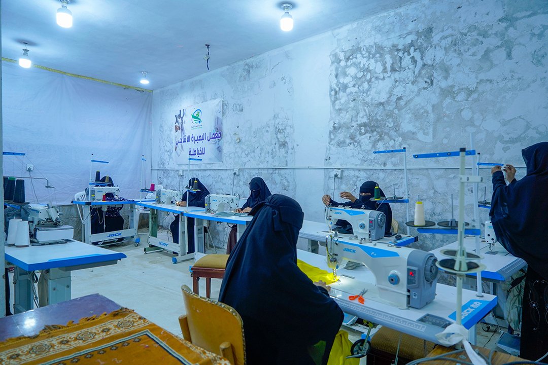 مؤسسة البصيرة الخيرية تنفذ دورات تدريبية في مجال الخياطة لتمكين المرأة وتنمية مهاراتها